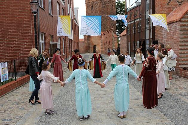 Tanecznym krokiem po murach