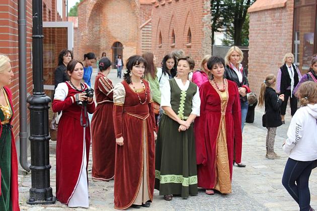 Tanecznym krokiem po murach