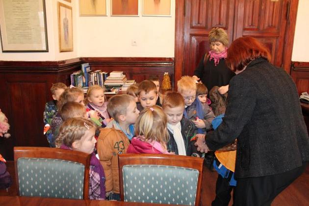 Przedszkolaki z życzeniami w Ratuszu