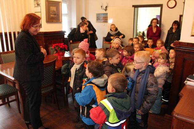 Przedszkolaki z życzeniami w Ratuszu