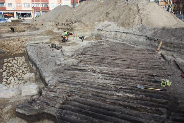 Prace archeologiczne na Placu Pokoju