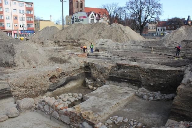 Prace archeologiczne na Placu Pokoju