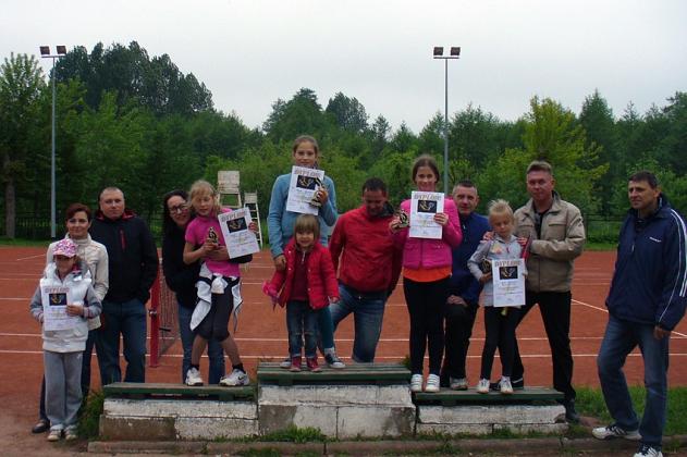 Młodzież grała w tenisa