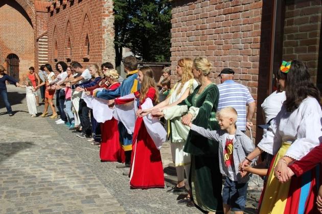 Zatańczyli w średniowiecznym stylu