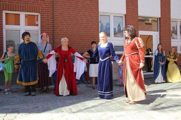 Zatańczyli w średniowiecznym stylu