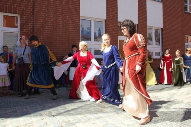Zatańczyli w średniowiecznym stylu