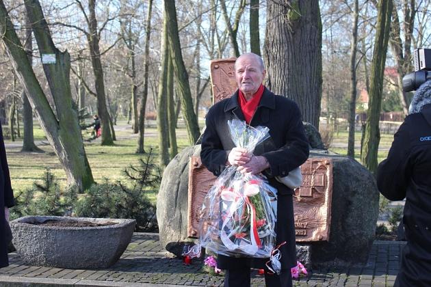 Znicze i kwiaty dla Sybiraków