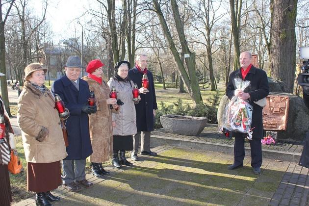 Znicze i kwiaty dla Sybiraków