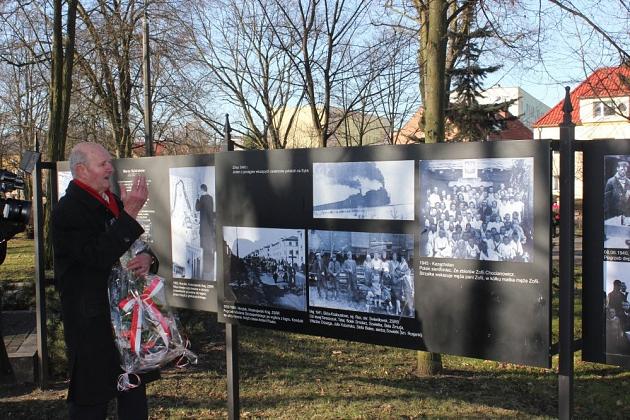 Znicze i kwiaty dla Sybiraków