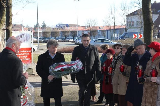 Znicze i kwiaty dla Sybiraków