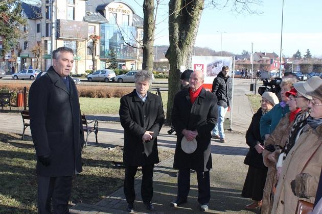 Znicze i kwiaty dla Sybiraków