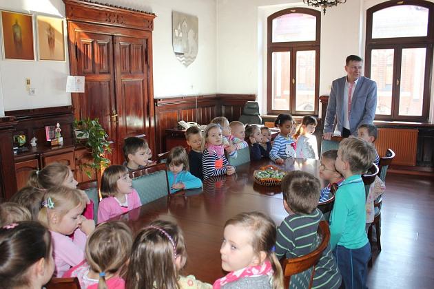 Przedszkolaki zwiedzają Ratusz