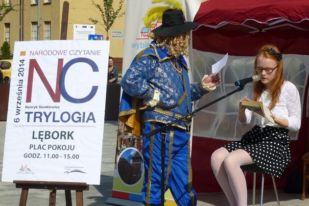 Lęborczanie czytali Sienkiewicza na Placu Pokoju