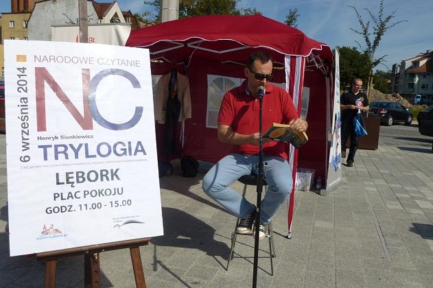 Lęborczanie czytali Sienkiewicza na Placu Pokoju