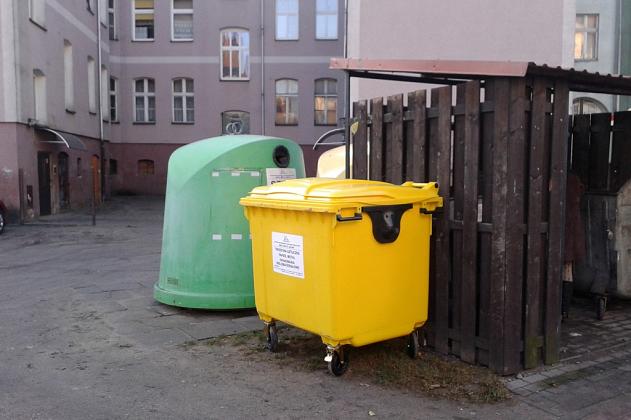 Żółte pojemniki na odpady surowcowe