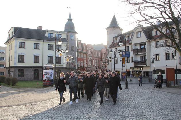 Maturzyści tańczyli poloneza na Placu Pokoju