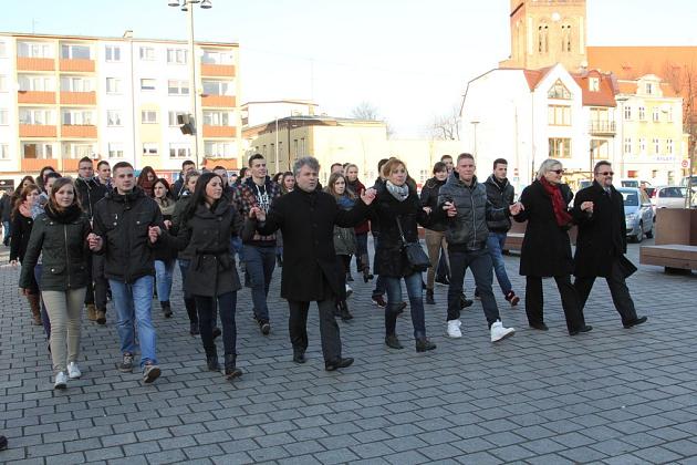 Maturzyści tańczyli poloneza na Placu Pokoju