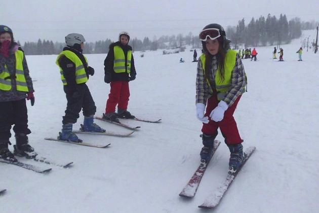 Śnieg,narty i dobra zabawa.