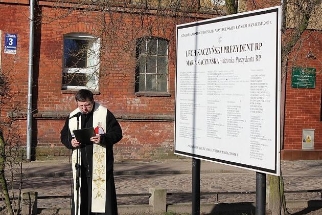 Syreny, kwiaty i znicze w 5. rocznicę katastrofy smoleńskiej