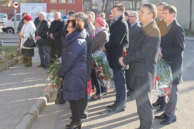 Syreny, kwiaty i znicze w 5. rocznicę katastrofy smoleńskiej