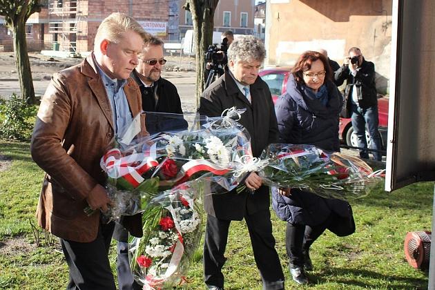 Syreny, kwiaty i znicze w 5. rocznicę katastrofy smoleńskiej