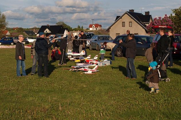 Piknik Modelarski przyciągnął entuzjastów modelarstwa i lotniarzy