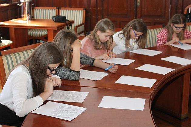 Szybko czytali o książkach i kamieniach szlachetnych