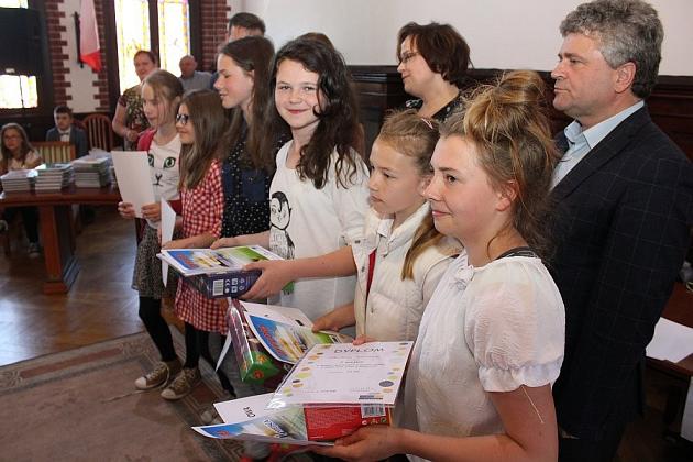 Szybko czytali o książkach i kamieniach szlachetnych