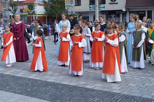 Pląsy w średniowiecznych rytmach