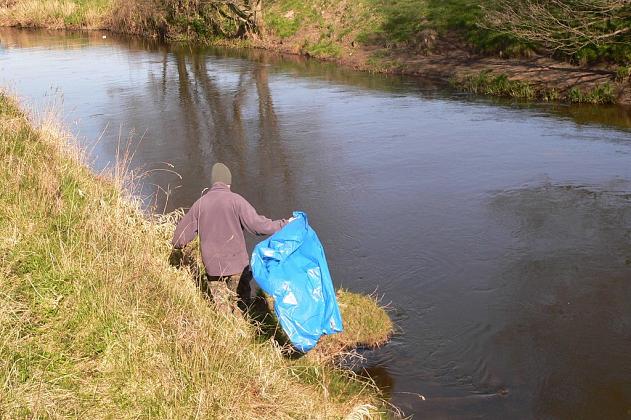 Wysprzątali rzekę Łebę