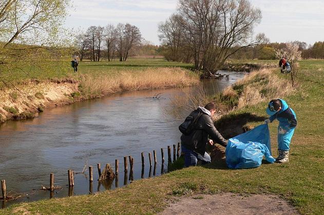 Wysprzątali rzekę Łebę