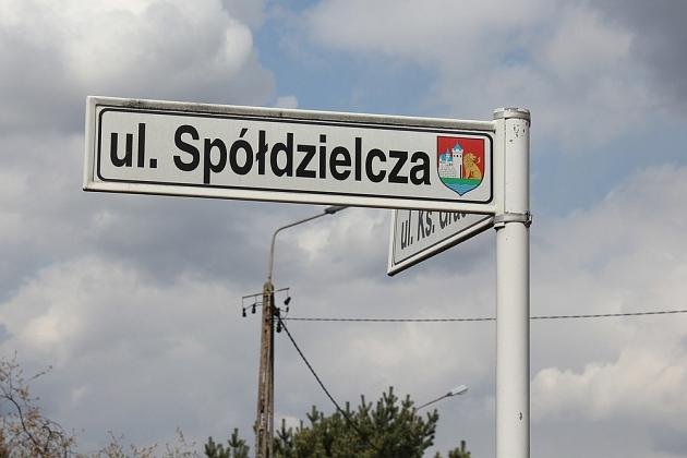 Nowy asfalt na Spółdzielczej i Hibnera