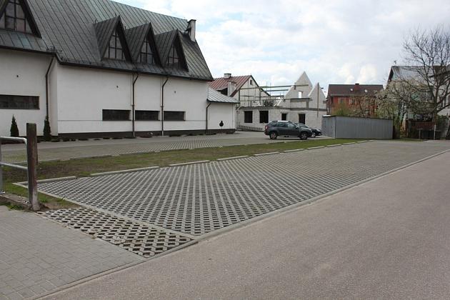 Nowe parkingi i chodnik przy kościele pw. Miłosierdzia Bożego