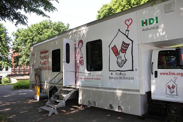 Ambulans Fundacji Ronalda McDonalda na placu Pokoju