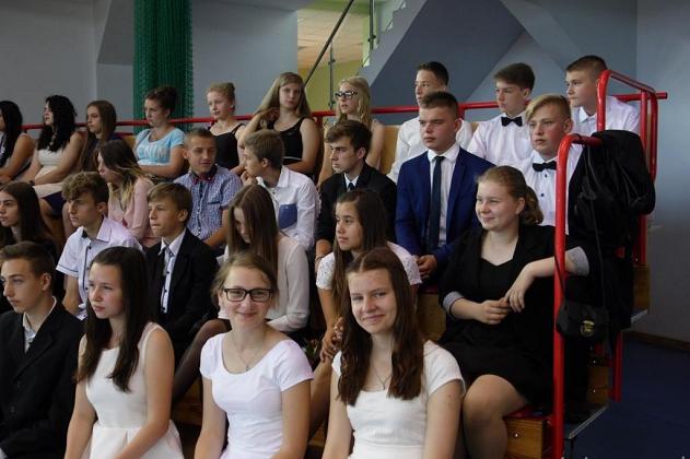 Uczniowie odebrali świadectwa i rozpoczęli wakacje