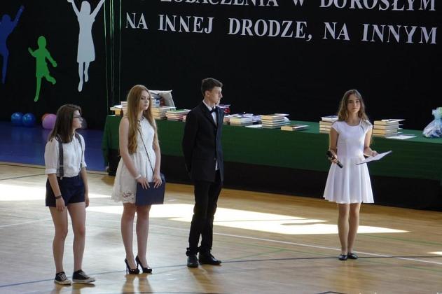 Uczniowie odebrali świadectwa i rozpoczęli wakacje