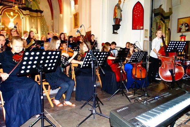 Lęborska Młodzieżowa Orkiestra Kameralna koncertowała w Sanktuarium
