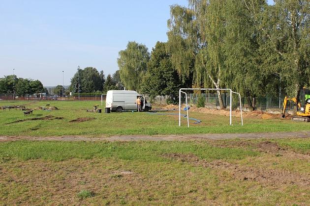 Prace ziemne na boisku przy Gimnazjum nr 2