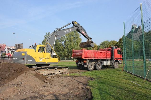 Prace ziemne na boisku przy Gimnazjum nr 2