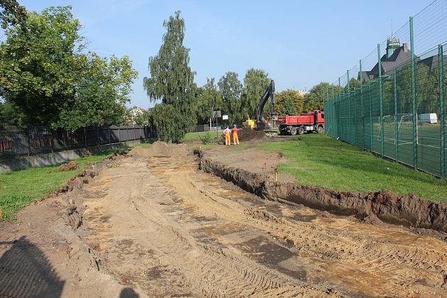 Prace ziemne na boisku przy Gimnazjum nr 2