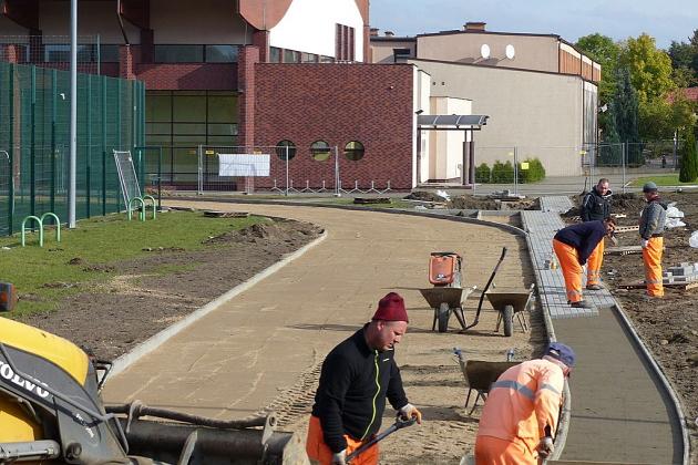 Ciężki sprzęt na boisku. Kompleks sportowy w budowie