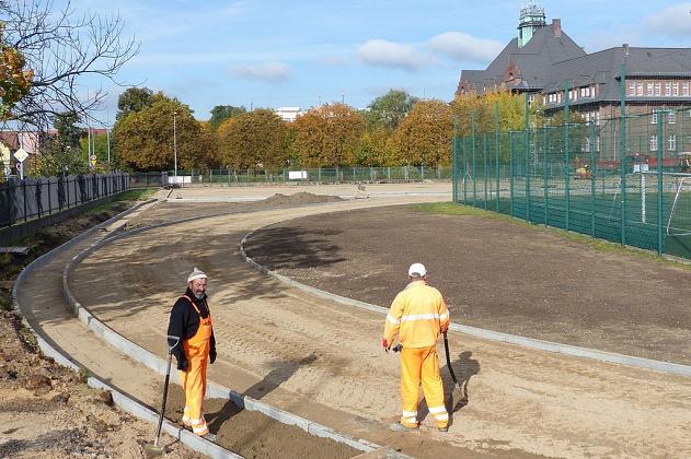 Ciężki sprzęt na boisku. Kompleks sportowy w budowie
