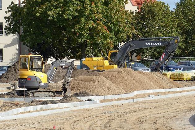 Ciężki sprzęt na boisku. Kompleks sportowy w budowie
