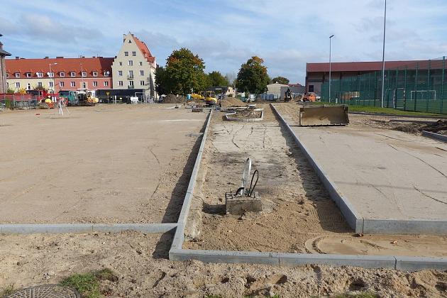 Ciężki sprzęt na boisku. Kompleks sportowy w budowie