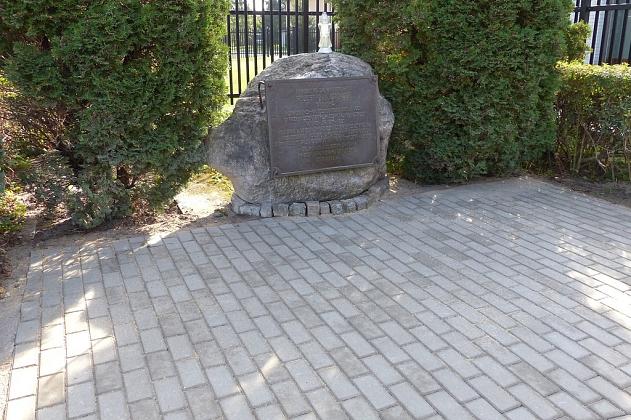 Ks. Gracza z nowym chodnikiem