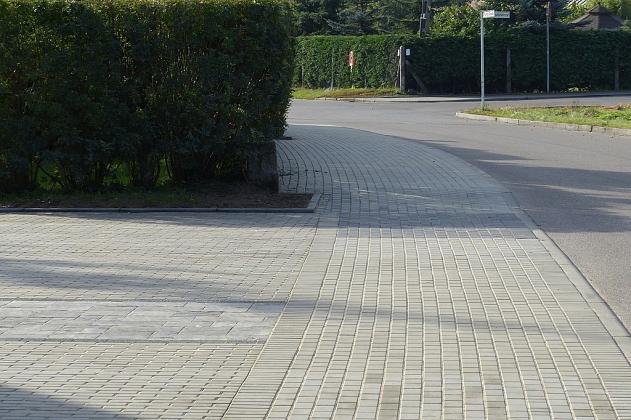 Ks. Gracza z nowym chodnikiem