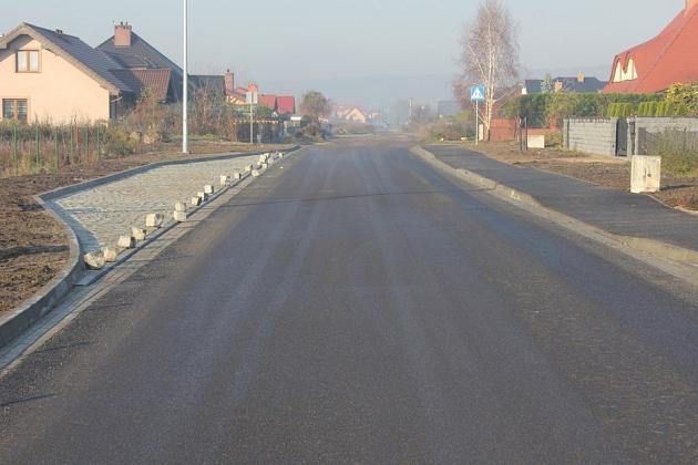 Buczka z afaltem do granic miasta