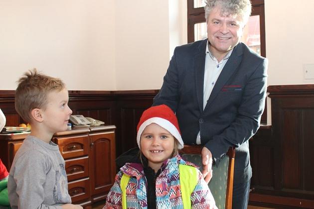 Przedszkolaki ze świąteczną wizytą w ratuszu