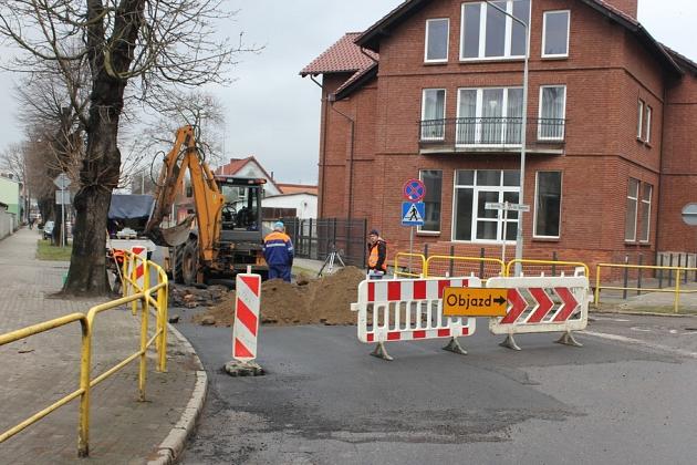 Remont ulicy Mostnika. Nowy asflalt i studzienki