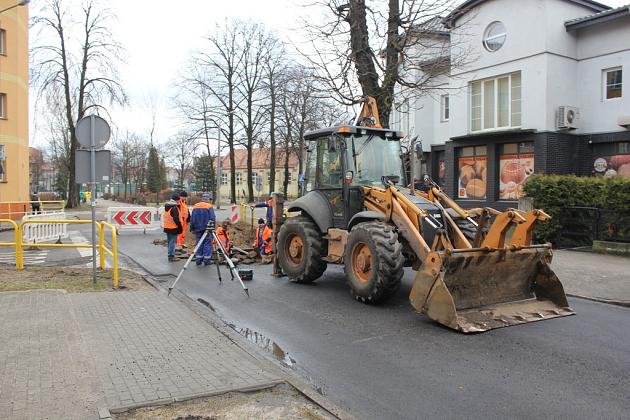Remont ulicy Mostnika. Nowy asflalt i studzienki